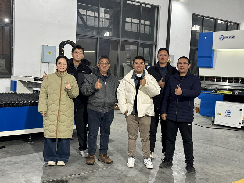 印尼客户来我厂进行设备验收和最终用户现场考察